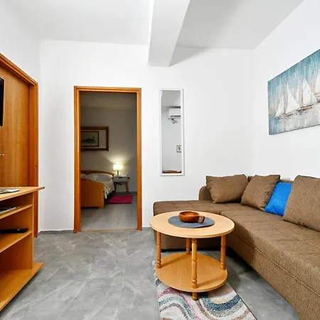 Novotny- Zuti Apartment